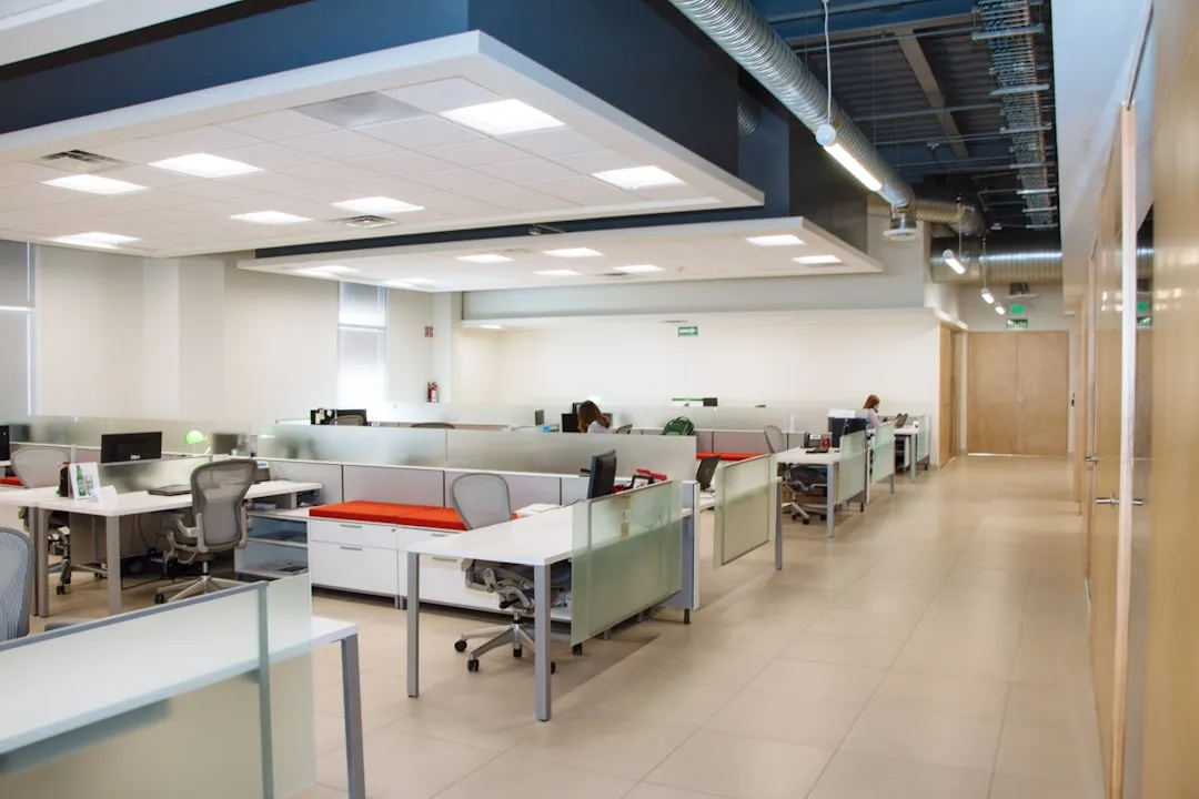 Espacio de oficina con mobiliario de trabajo, imagen ilustrativa