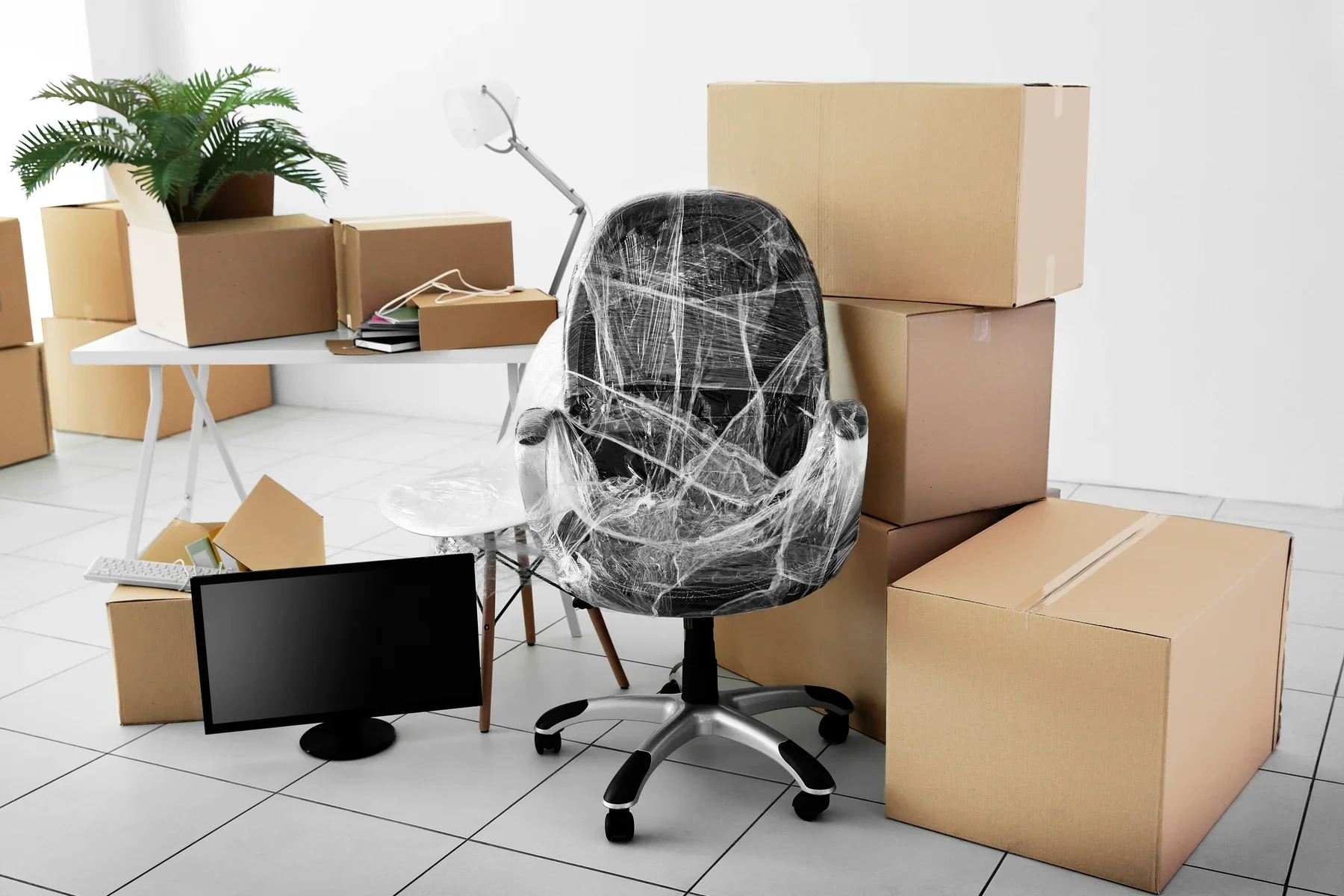 Mobiliario de oficina y cajas preparados para su retirada, imagen ilustrativa