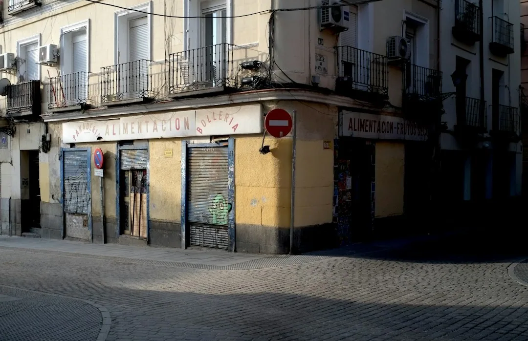 Local comercial cerrado con persianas bajadas y grafitis, listo para ser vaciado por Ecovaciado al dejar el negocio